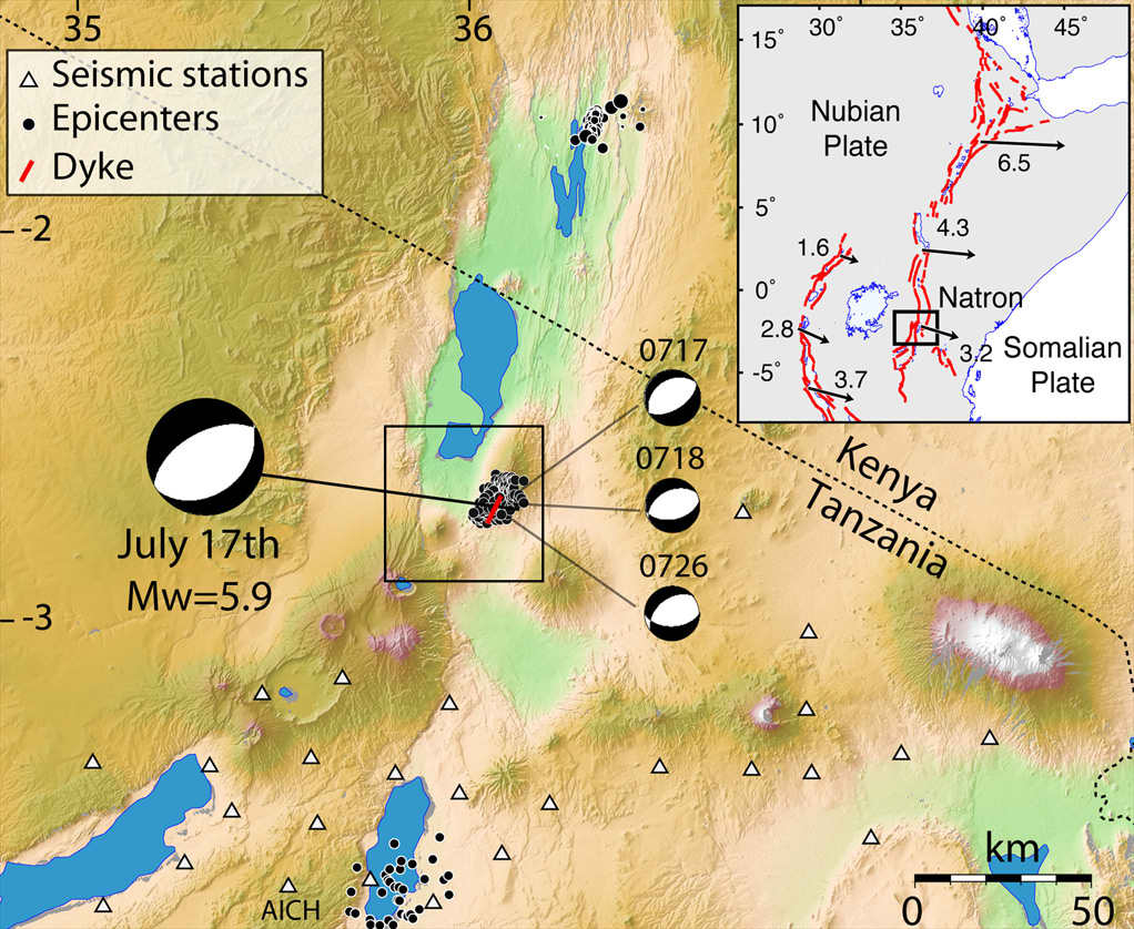 Mapa de sismo y eventos de formaci�n de diques en Tanzania cerca del lago Natr�n en el Gran Rift, los puntos negros indican terremotos, las l�neas rojas indican eventos de intrusi�n de diques. Imagen: Calais laboratory