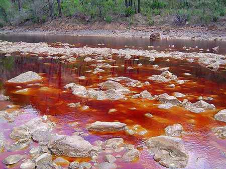 Rio Tinto, su color se debe a los minerales disueltos en el agua y que sirven de sustento para microorganismos extrem�filos. Foto: Jose Antonio Morales