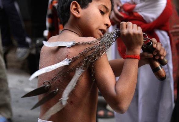 Niño en festival musulmán de Ashura, India