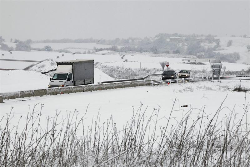 La nieve ca�da esta ma�ana en el interior del Catalu�a est� dificultando la circulaci�n por la C-25 a su paso por la localidad barcelonesa de Calaf.