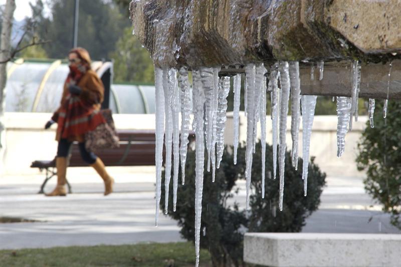 Formaci�n de car�mbanos en una fuente de Huesca