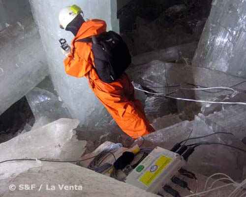 Un explorador junto a los cristales de Naica como comparaci�n. Chihuahua, M�xico. Foto: S&F/ La Venta
