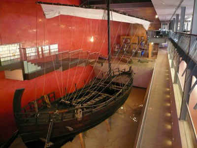 Barco Kyrenia hallado cuarenta a�os antes y al parecer perteneciente a la misma �poca del recientemente hallado.