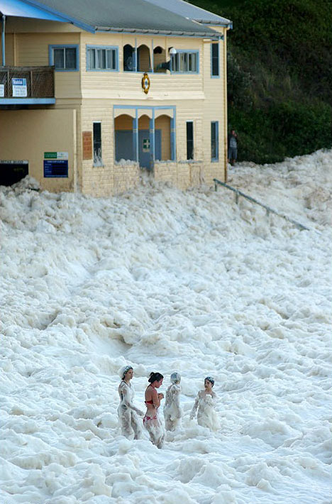 Gruesa capa de espuma marina formada en la playa de Yamba en Nueva Gales del Sur, Australia, en algunos puntos la espuma alcanz� los tres metros de espesor.