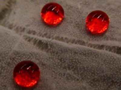Nuevo material microestructurado oleo repelente y autolimpiable. Imagen: Anish Tuteja and Wonjae Choi, MIT