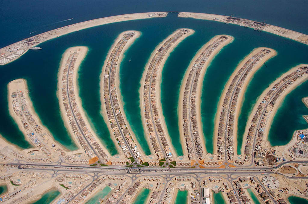 Visto desde el aire nos enga�an las distancias pero cada brazo de la palmera tiene el ancho de tres cuadras de un sector de lujo.