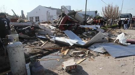 Destrucci�n en la localidad de Montegrande, despu�s de la explosi�n.