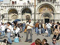 Turistas en las calles de Venecia