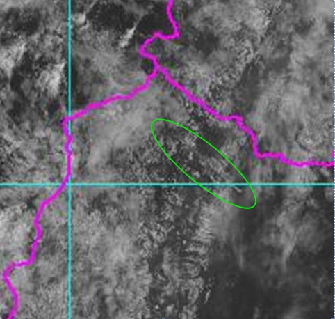 Figura 2: A las 9:45 de esta ma�ana, en las im�genes satelitales de NOAA, se observa la presencia de una columna de emisi�n que se origina en el Reventador y se moviliza hacia el NW