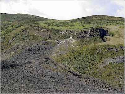 Los flujos de lava son corrientes de roca fundida, incandescente y relativamente fluida. El flujo de lava Antisanilla est� atribu�do al a�o 1728, se localiza al sureste de Pintag junto a la laguna de Muertepungo. Tiene una longitud de 11 km y form� tres peque�as lagunas, llamadas lagunas de Secas. <br><br>Este en realidad no es un volc�n sino una fisura en la corteza por donde emergi� material volc�nico sin crear un cono caracter�stico de los volcanes.A este tipo de erupciones se les denonima de tipo isl�ndico, el Antisanilla es entonces una muestra de la extensa variedad de volcanismo en nuestro pa�s.