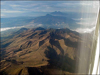 Vista del Atacazo desde la ventanilla del avi�n, puede verse con claridad la silueta del cr�ter antiguo de este complejo volc�nico, tambi�n puede verse en segundo plano al volc�n Coraz�n y hacia el horizonte a los picos del volc�n Iliniza.