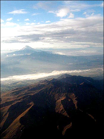 El volc�n Atacazo y hacia la izquierda en segundo plano el Cotopaxi, vistos desde la ventanilla del avi�n en un viaje hacia Guayaquil. yo dir�a 