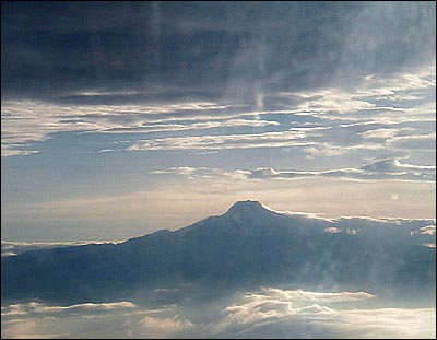 Silueta del Cayambe en el amanecer visto desde la ventanilla de un avi�n