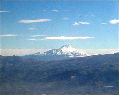 Silueta del Cayambe en el atardecer visto desde la ventanilla de un avi�n. Es sorprendente la cantidad de maravillas que se pueden observar en un rutinario viaje Quito-Guayaquil