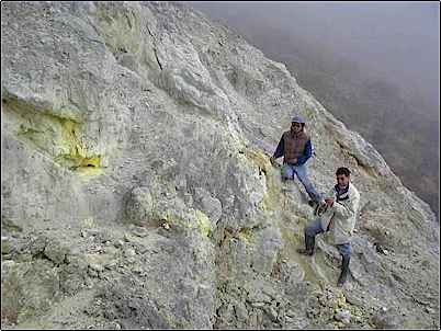 Fuentes de azufre del volc�n Cerro Negro, visibles y activos, esta0s azufreras son muestra inequ�voca de la actividad de este volc�n.