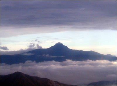 Silueta del volc�n Cotacachi desde la ventanilla del avi�n al amanecer