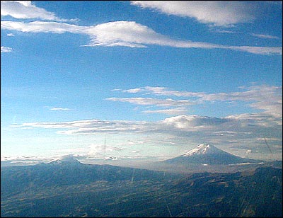 Volcanes Cotopaxi (derecha) y Sincholagua (izquierda) vistos en el amanecer y deesde un avi�n.