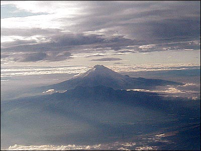 El autor de este sitio y el volc�n Cotopaxi, en esta imagen es visible la fumarola en la cumbre de la monta�a, la planicie en donde me encuentro es Limpios o Limpiopungo fruto de un extenso lahar en una erupci�n del siglo XIX