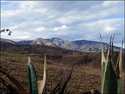 Este volc�n apagado es posible verlo desde Quito pero muy eclipsado por la cordillera a la que pertenece. En esta foto se lo ve desde los p�ramos del Puntas del que parece tener alguna relaci�n.
