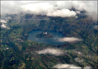 Vista a�rea de la laguna volc�nica de Cuicocha en un regreso ded Bogot�, son visibles sus domos-islas a�n cuando las condiciones atmosf�ricas no permitieron mejores tomas