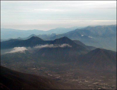 Domos del volc�n Pululahua vistos al amanecer en un vuelo hacia Colombia.