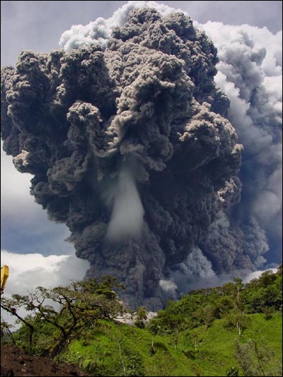 Impresionante toma del volc�n Reventador en erupci�n unos segundos despu�s de empezar, la vegetaci�n circundante y el tractor visto parcialmente a la izquierda desaparecer�an minutos despu�s por los flujos pirocl�sticos