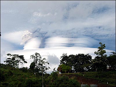 Gigantescas nubes de ceniza y gases desprendidos del Reventador en plena erupci�n, elev�ndose a kil�metros y traslad�ndose a cientos de kil�metros caer�an en Quito horas mas tarde.