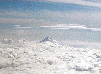 Toma a�rea del volc�n Sangay por sobre el manto de nubes