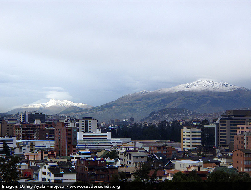 Volcanes Coraz�n (Izquierda) y Atacazo-Ninahuilca (Derecha) vistos desde Quito luego de una fuete tormenta en la cordillera. El a�o 2008 ha sido uno de los m�s fr�os en Quito en la d�cada. Foto: Danny Ayala Hinojosa