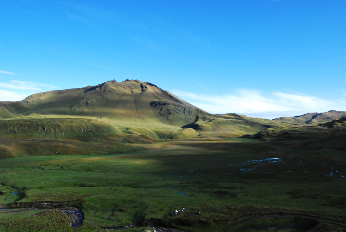 Yanahurco de Pi��n, en los p�ramos del mismo nombre, es un volc�n fuertemente erosionado por los glaciares del Pleistoceno.