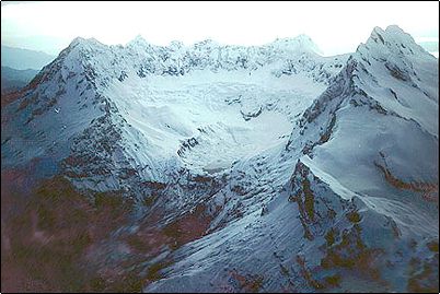 Foto en escala de grises del volc�n, aqu� se puede apreciar las distintas lagunas de este volc�n y las distintas cumbres de este volc�n, la glaciaci�n ha erosionado este edificio cortando profundas quebradas.