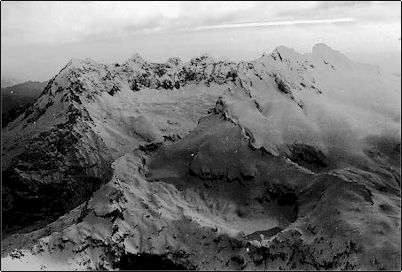 Foto en escala de grises del volc�n, aqu� se puede apreciar las distintas lagunas de este volc�n y las distintas cumbres de este volc�n, la glaciaci�n ha erosionado este edificio cortando profundas quebradas.