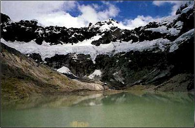 Vista desde la orilla de la laguna crat�rica, la laguna vista en primer plano es el remanente de un antiguo glaciar, debido al efecto invernadero los glaciares retrocedieron dejando este peque�o dep�sito lacustre. Hacia el fondo se pueden apreciar los picos del altar.