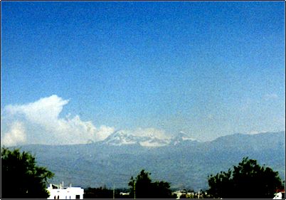 En tiempos recientes una avalancha de una de las paredes del cr�ter descendi� sobre la laguna creando una ola gigante que arras� algunas comunidades r�o abajo, este episodio no tuvo origen volc�nico.