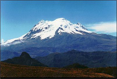 Algunas lavas volc�nicas del Antisana son apenas prehist�ricas as� como ciertos flujos de obsidiana o vidrio volc�nico. Casi en el centro de esta imagen puede divisarse un flujo de lava que sobresale entre los glaciares, adem�s del Antisana existen otros ventos o puntos donde el magma ha logrado salida como la caldera de Muerte Pungo.
