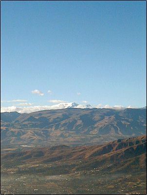 El volc�n Antisana visto desde el parque metropolitano de Quito, cordillera que se ve en primer plano es la que protege al valle de los Chillos de una eventual erupci�n del Antisana.
