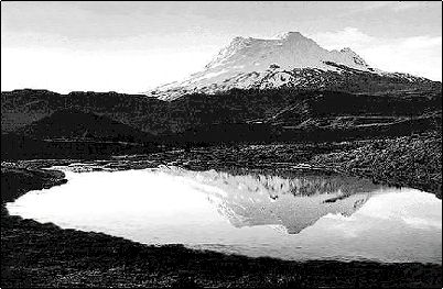 El Antisana y la laguna de Mica, el Antisana al igual que otros volcanes ecuatorianos ofrece m�ltiples opciones de deportes y turismo, entre ellos la pesca y la observaci�n de aves y animales de p�ramo. Las lagunas de Secas cercanas al volc�n se formaron cuando grandes flujos de lava represaron antiguos r�os y tambi�n son atractivos del parque.
