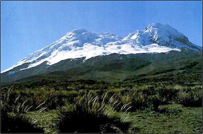 El pico hacia la izquierda es el actual cono activo del Antisana en el cual existe actividad fumar�lica, la formaci�n de la derecha en cambio es parte de las ruinas de una caldera a�n mas antigua que se abre hacia el lado oriental.  Este volc�n pudo haber tenido alguna vez mas de 6.500 msnm quiz� el mas alto del mundo en aquella �poca.
