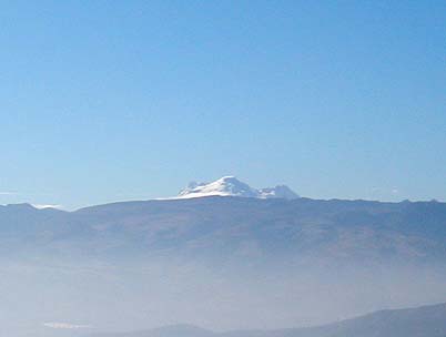 Desde el norte de Quito precisamente desde el Parque Metropolitano se aprecia la mole de roca y nieve del Antisana, volc�n que puedo haber alcanzado 6.000 metros de altura o incluso m�s, una reconstrucci�n fotogr�fica del mismo est� pendiente para una pr�xima entrega.
