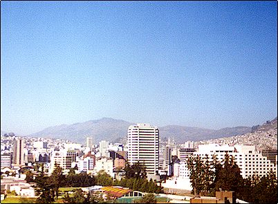 Foto del Atacazo desde el parque metropolitano, estamos viendo al Atacazo desde su lado norte. La �ltima erupci�n de este volc�n fue en el Holoceno, nuevas erupciones podr�an esperarse a largo plazo.
