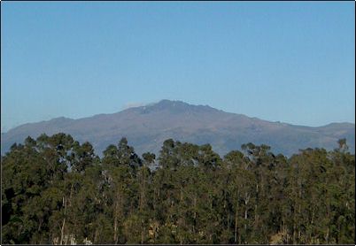 El Atacazo est� constitu�do por varias calderas la m�s antigua hacia el norte y de la que solo queda su parte norte. La caldera hacia el sur es la m�s reciente con erupciones hasta hace 2.300 a�os.
