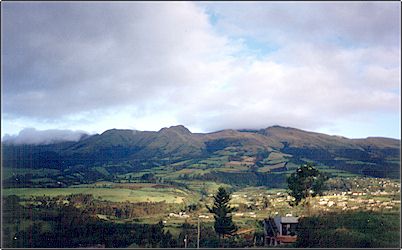 Foto cercana del Atacazo. Del actual volc�n Ninahuilca se conoce varios domos volc�nicos definidos como Cerros de la Viudita de los cuales se espera  puedan ocasionar alg�n peligro en caso de reactivaci�n en concepto de colapso de los mismos.
