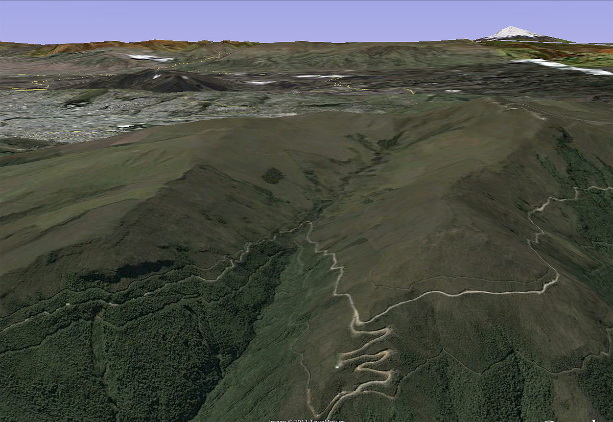 Volc�n Carcacha vista de su lado occidental en primer plano, hacia la izquierda (norte) se aprecia la ciudad de Quito, al fondo a la derecha (este) se observa al volc�n Antisana.