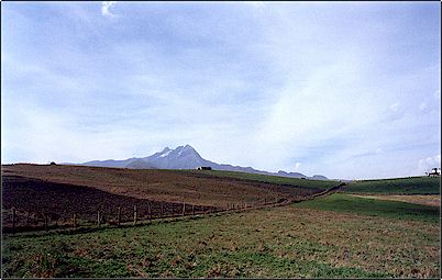 Volc�n Carihuairazo visto desde la carretera que conduce a Riobabmba, es verano y la nieve se ha fundido casi en su totalidad, sin embargo la imagen de este volc�n sigue siendo espectacular mostrando sus empinadas aristas formadas por milenios de erosi�n glaciar.
