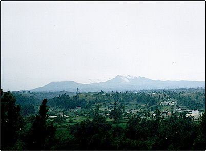 En esta imagen el Pu�alica hacia la izquierda y el Carihuairazo hacia su derecha, del macizo volc�nico Chimborazo-Carihuairazo-Pu�alica se podr�an esperar erupciones del Pu�alica y del Chimborazo a largo plazo.
