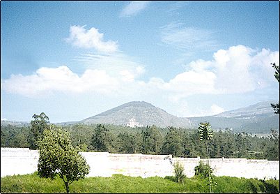 Volc�n Casitagua visto desde Quito, nuestra capital est� rodeada de volcanes, este es solo uno m�s, afortunadamente este volc�n est� extinto por lo que no hay peligro para la ciudad. Otros volcanes que rodean nuestra ciudad: Atacazo, Guagua y Rucu Pichincha, Cotopaxi, Puntas, Cayambe, Antisana, Coraz�n, Ilal�, Pululahua, Pasochoa y Rumi�ahui. De estos volcanes ninguno puede afectar a Quito debido a su estrat�gica posici�n en una meseta y tambi�n porque muchos de estos est�n extintos.
