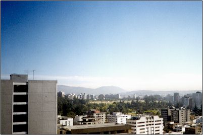 Volc�n Casitagua visto desde Quito, nuestra capital est� rodeada de volcanes, este es solo uno m�s, afortunadamente este volc�n est� extinto por lo que no hay peligro para la ciudad. Otros volcanes que rodean nuestra ciudad: Atacazo, Guagua y Rucu Pichincha, Cotopaxi, Puntas, Cayambe, Antisana, Coraz�n, Ilal�, Pululahua, Pasochoa y Rumi�ahui. De estos volcanes ninguno puede afectar a Quito debido a su estrat�gica posici�n en una meseta y tambi�n porque muchos de estos est�n extintos.
