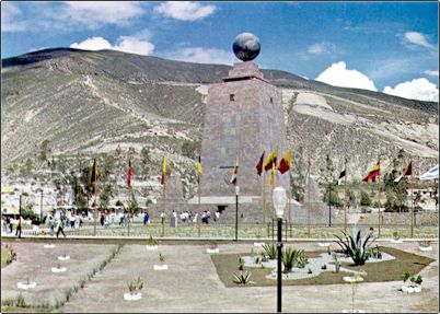 Vista del Casitagua desde el monumento a la mitad del mundo, este volc�n es bastante antiguo, quiz� mas antiguo que el cercano volc�n Pululahua, sin embargo de este volc�n han sido identificados algunos flujos de lava.
