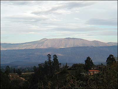 Esta magn�fica toma del volc�n Casitagua en segundo plano y de perfil fue lograda desde los p�ramos del volc�n Puntas. Este volc�n bastante viejo y erosionado es hoy una caldera que posee un domo central del que se han distinguido varias coladas de lava.
