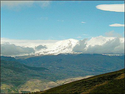 Volc�n Caymbe desde los p�ramos del volc�n Cubilche, con un poco m�s de suerte se logr� tomar al volc�na parcialmente cubierto, desde aqu� se parece mucho al volc�n Cotopaxi, pero no hay que enga�arse el volc�n Cayambe es un doble volc�n.
